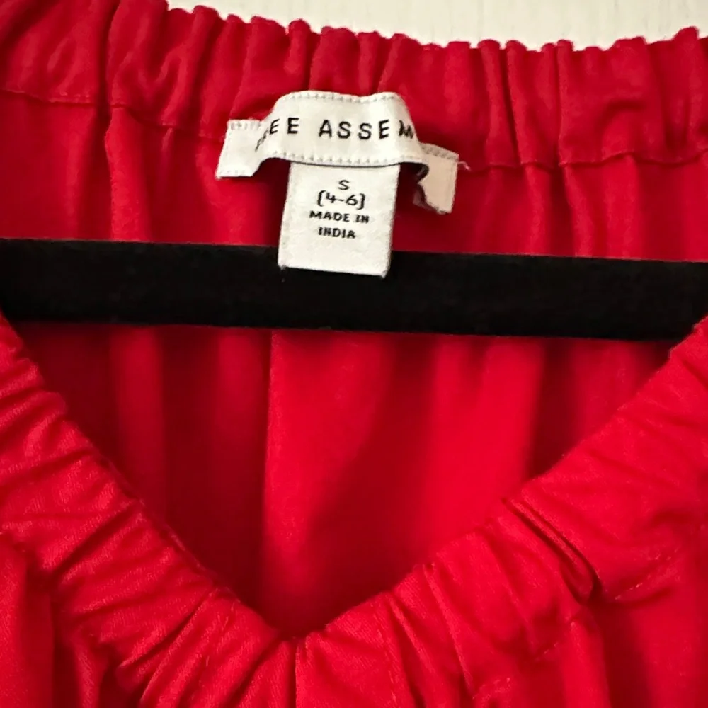 Chic Scarlet Midi Dress - Picture 2 of 4